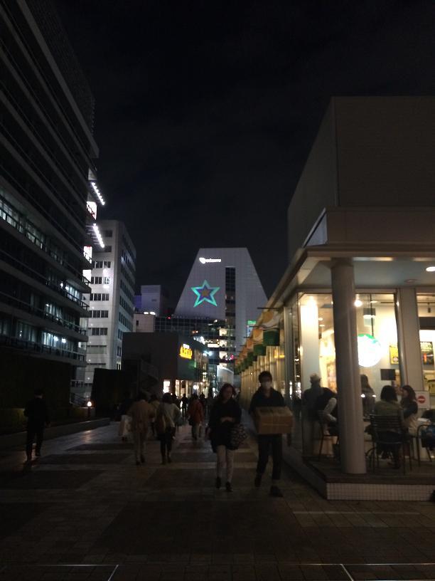 2サザンテラスのスタバから新宿駅南口を見る.jpg